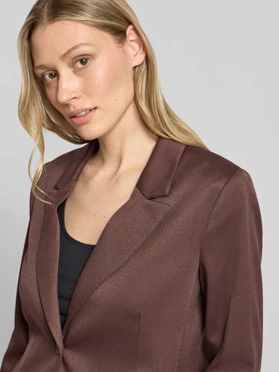 Frauenmodel trägt Slim Fit Blazer mit Reverskragen und 3/4-Arm von More & More, Material-Mix mit Viskose-Anteil, Nahaufnahme Oberkörper.