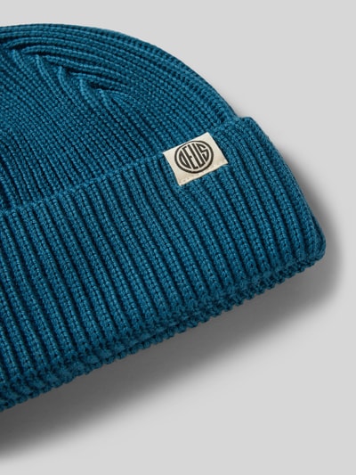 Produktfoto, Beanie mit Label-Detail von DEUS EX MACHINA in Blau aus reiner Wolle, breite Krempe, strukturierte Stricktextur