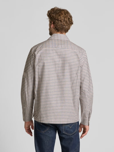 Männermodel trägt Freizeithemd mit Umlegekragen aus reiner Baumwolle von Selected, kariertes Allover-Muster in Beige und Braun, Ganzkörperansicht Rückansicht.
