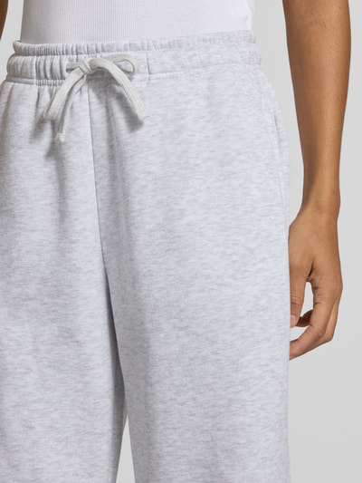 Frauenmodel trägt Regular Fit Sweathosemit Baumwoll-Anteil Modell 'BEST' von ONLY in Hellgrau mit weicher Textur, Nahaufnahme Oberkörper, Damen Sweathose von ONLY