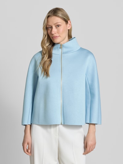 Frauenmodel trägt Blazer aus Viskose-Mix mit Stehkragen von Rinascimento in Hellblau mit Reißverschluss, gerader Schnitt, Nahaufnahme Oberkörper.