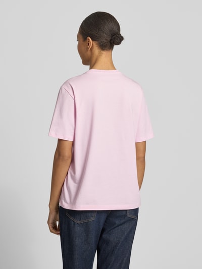 Frauenmodel trägt T-Shirt mit Stitching Modell 'NORA' von Vila in zartem Rosa, glatte Textur, Regular Fit, Rückenlänge 58 cm, Ganzkörperansicht Rückansicht
