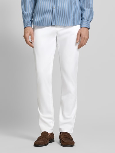 Mężczyzna nosi Straight Fit Chino mit Eingrifftaschen von MCNEAL, białe, mieszanka bawełny, wpuszczane kieszenie, zapięcie na guzik i zamek błyskawiczny, szerokość w pasie 46 cm, długość wewnętrzna nogawki 81 cm, całkowity widok od przodu.