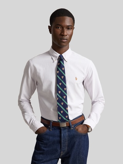 Männermodel trägt Custom Fit Freizeithemd aus reiner Baumwolle von Polo Ralph Lauren, weiß mit feinen Streifen, Ganzkörperansicht von vorne.