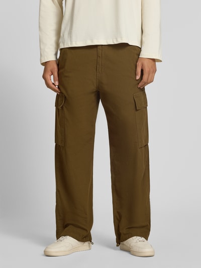 Męski model nosi spodnie cargo z bawełny Model 'Columbia' od Carhartt Work In Progress, brąz, krój regular fit, widok z przodu,