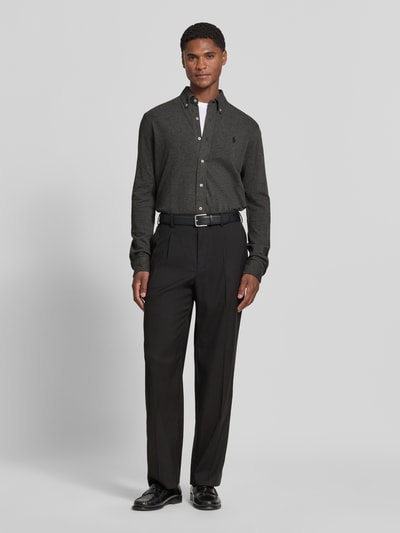 Männermodel trägt Regular Fit Freizeithemd aus reiner Baumwolle von Polo Ralph Lauren in Dunkelgrau, Ganzkörperansicht von vorne. Herren Freizeithemd von Polo Ralph Lauren.