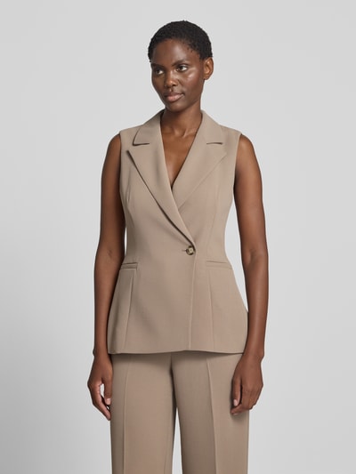 Vrouwenmodel draagt Blazer met Reverskraag Model 'Arden' van Forever New, materiaalmix met stretch, getailleerd model, knoopsluiting, paspelzak op de borst, ruglengte maat 36: 69 cm, kleuren beige, gladde textuur. Ganzkörperansicht von vorne.