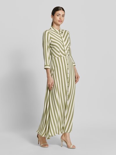 Frauenmodel trägt Hemdblusenkleid aus Reine Viskose mit Knopfleiste Modell 'SAVANNA' von YAS, A-Linie, Maxikleid, Allover-Look, Ganzkörperansicht von vorne.