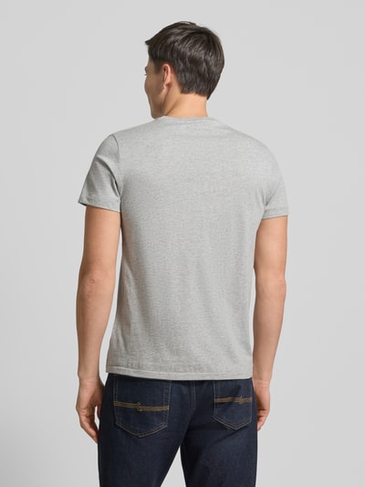 Männermodel trägt T-Shirt mit Logo-Stitching von Polo Ralph Lauren in Grau, Reine Baumwolle, Gerade Passform, Rundhalsausschnitt, Rückenlänge bei Größe M 70 cm, Ganzkörperansicht Rückansicht.