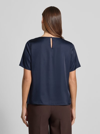 Frauenmodel trägt Regular Fit Bluse mit Rundhalsausschnitt und 1/2-Arm von Christian Berg Woman Selection in Dunkelblau, Rückansicht, Material-Mix mit Stretch-Anteil, Knopfverschluss hinten, glatte Textur. Ganzkörperansicht Rückansicht.
