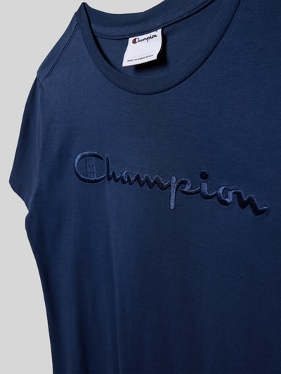 Produktfoto, Regular Fit T-Shirt mit Logo-Stitching von Champion in Dunkelblau, reine Baumwolle, Rundhalsausschnitt, Detailaufnahme