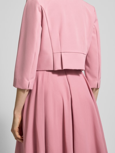 Frauenmodel trägt Regular Fit Blazer mit 3/4-Arm von Vera Mont in zartem Rosa, elastischer Material-Mix, Rückenansicht, Nahaufnahme Oberkörper.