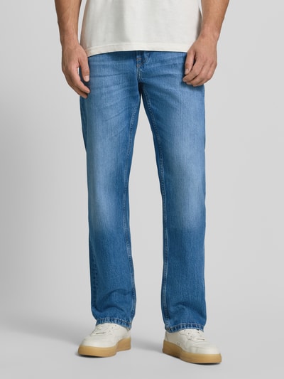 Männermodel trägt Straight Fit Jeans aus van Tommy Hilfiger in helderblauw, grof geweven textuur, Ganzkörperansicht von vorne.
