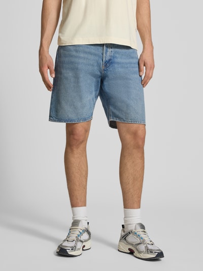 Mannenmodel draagt Loose Fit Jeansshorts met steekzakken model 'TONY' van Jack & Jones, puur katoen, used-look, ganzekorpsaanzicht van voren.