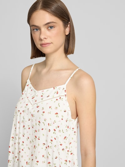Frauenmodel trägt Regular Fit Blusentop aus reiner Viskose Modell 'NALA LIFE' von Only, Optik: Allover-Muster, V-Ausschnitt, verstellbare Spaghettiträger, cremefarbener Stoff mit kleinem floralen Muster, Material: reine Viskose, Nahaufnahme Oberkörper.
