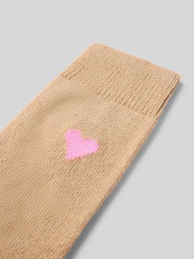 Produktfoto, Socken mit Kaschmir-Anteil und Motiv-Stitching von UNIO HAMBURG, beigefarbener Woll-Mix mit pinkem Herz, gerippte Bündchen