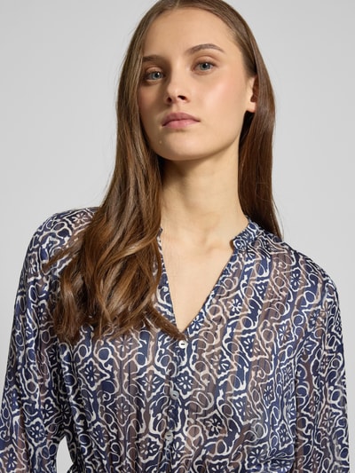 Frauenmodel trägt tailliertes Freizeitkleid mit Effektgarn-Details Modell 'AVERY' von ONLY, Optik: Unifarben, Chiffon, Nahaufnahme Oberkörper