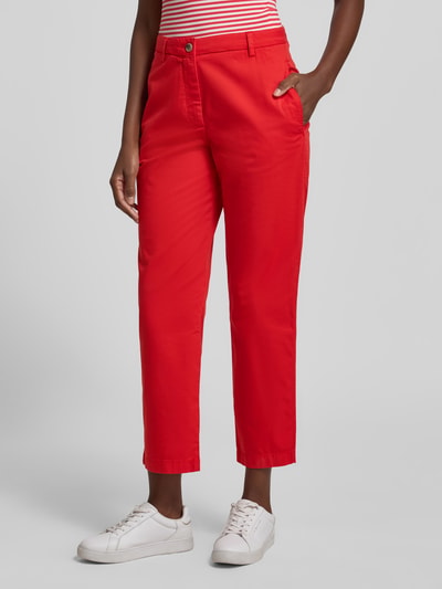 Frauenmodel trägt Slim Fit Chino aus Baumwoll-Mix von Tommy Hilfiger, Optik: Unifarben, Passform: Slim-Fit, seitliche Eingrifftaschen, Ganzkörperansicht von vorne.