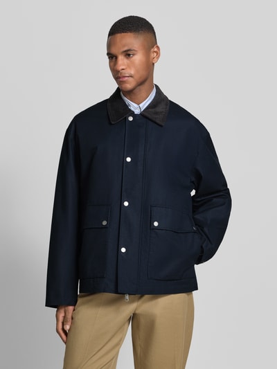 Männermodel trägt Regular Fit Jacke aus reiner Baumwolle Modell 'KYLE' von Selected Homme, Optik: Unifarben, Ganzkörperansicht von vorne.