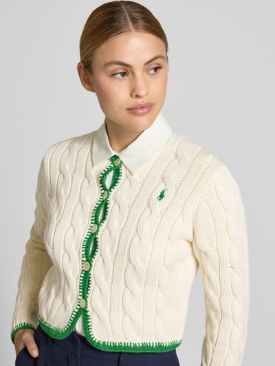 Frauenmodel trägt Regular Fit Sweatjacke aus Baumwoll-Mix von Polo Ralph Lauren in Unifarben mit Logo-Stitching, Nahaufnahme Oberkörper.