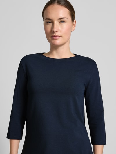 Frauenmodel trägt Regular Fit 3/4-Shirt aus Baumwoll-Mix Modell 'MULTIA' von Weekend Max Mara in Dunkelblau, Nahaufnahme Oberkörper. Damen 3/4-Shirt von Max Mara.
