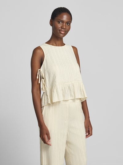 Frauenmodel trägt Blusentop mit seitlicher Schnürung von Jake*s Studio Woman in Creme mit Struktur, Regular Fit, Rundhalsausschnitt, Ganzkörperansicht von vorne.