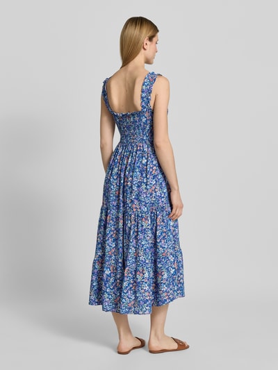 Modelka kobieca ma na sobie Midikleid mit Smok-Details und Volantsaum od Apricot, mieszanka wiskozy, krój taliowany, szerokie ramiączka, długość z tyłu w rozmiarze S: 106 cm, szerokość w rozmiarze S: 30 cm, widok całej sylwetki z tyłu