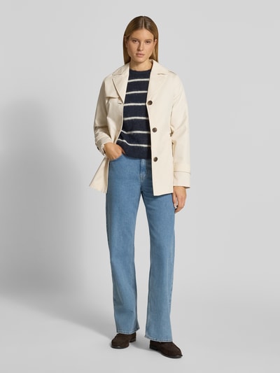 Vrouwenmodel draagt Regular Fit Trenchcoat uit katoenmix van s.Oliver RED LABEL, effen kleuren, twill, ganzkörperansicht von voren.