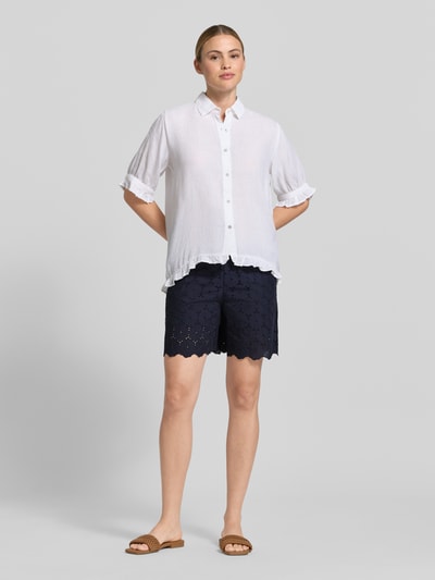 Frauenmodel trägt Bermudas mit Lochstickerei und Eingrifftaschen von Christian Berg Woman aus Reine Baumwolle, Loose-Fit, Dunkelblau, Ganzkörperansicht von vorne.