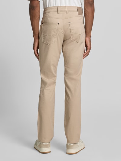 Männermodel trägt Regular Fit Hose mit Eingrifftaschen Modell 'CORDOBA' von bugatti, Beige, Baumwoll-Elasthan-Mix, Ganzkörperansicht Rückansicht. Bundweite 38 cm, Innenbeinlänge 82 cm, Größe 32/32.