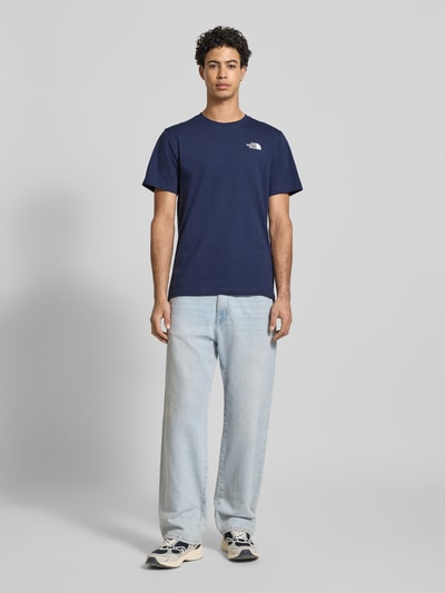 Männermodel trägt Regular Fit T-Shirt aus Baumwoll-Mix Modell 'EVOLUTION' von The North Face in Dunkelblau, Ganzkörperansicht von vorne, Herren T-Shirt mit Rundhalsausschnitt, Label-Detail, Rückenlänge bei Größe M 70 cm.