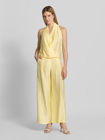 Vrouwenmodel draagt Wide Leg Pants uit Viskose-Mix met steekzakken van GUIDO MARIA KRETSCHMER WOMAN, kleur lichtgeel, uitlopende fit, model 'Finja', gladde textuur, knoop- en ritssluiting, Franse steekzakken, paspelzak achter, taillebreedte 37 cm, binnenbeenlengte 78 cm, full body vooraanzicht.
