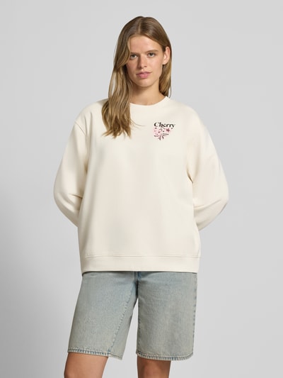 Kobiece model prezentuje bluzę Relaxed Fit Sweatshirt aus reiner Baumwolle Modell 'Classic Crew_B_4' od HUGO w kolorze kremowym, tkanina gładka, kontekst: bluza damska od HUGO Blue, całkowity widok z przodu