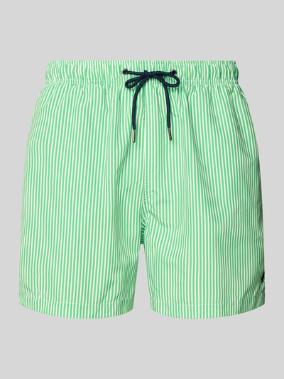 Produktfoto, Badehose mit Gesäßtasche und Label-Patch von MCNEAL in Grün-Weiß mit Streifenmuster, Loose-Fit, Elastischer Bund mit Kordelzug