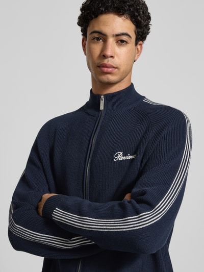 Männermodel trägt Regular Fit Jacke in Strick-Optik von REVIEW aus reiner Baumwolle, navy mit weißen Streifen, Nahaufnahme Oberkörper.