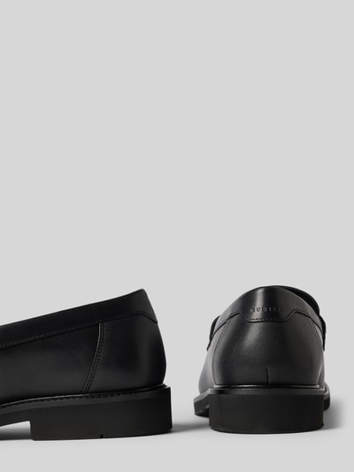 Produktfoto, schwarze Loafer aus echtem Leder Modell 'Jones Gatsby' von Nubikk, abgerundete Passform, Logo-Detail, strukturierte Sohle, Angaben zu Absatz- und Schafthöhe sowie -weite bei Größe 44 sind zu beachten