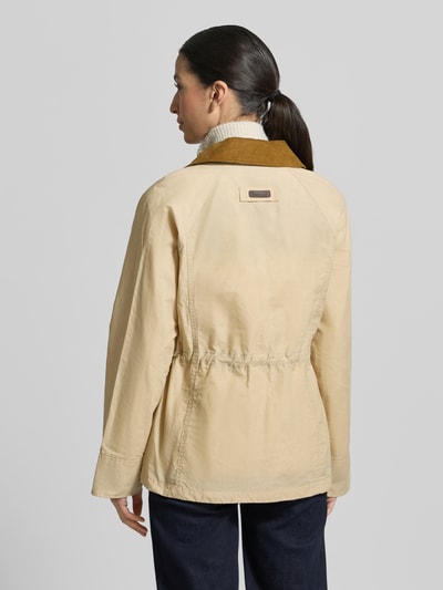 Vrouwenmodel draagt Regular fit functioneel jack uit puur katoen model 'CROTON' van Barbour, look: effen, platte kraag, lange mouw, waterafstotend, labelstitching, kleur beige, rugaanzicht full-body