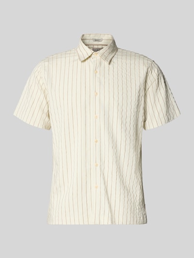Produktfoto, Regular Fit Freizeithemd mit Viskose-Anteil Modell 'REDFORD' von Guess in Beige mit feinen braunen Streifen, Kentkragen, Kurzarm, glatte Knopfleiste, strukturierte Oberfläche, Herrenhemd