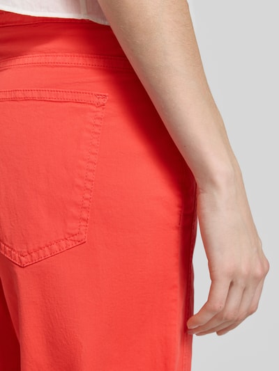 Frauenmodel trägt Straight Leg Hose aus Baumwoll-Mix Modell 'MAINE S' von Brax in Optik: Unifarben, Material: Baumwoll-Mix, Detailaufnahme.