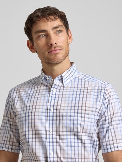 Männermodel trägt Regular Fit Business-Hemd mit Button-Down-Kragen von OLYMP aus Reine Baumwolle, kariert, Nahaufnahme Oberkörper, 1/2-Arm, Rückenlänge 80 cm, Schulterbreite 45 cm, Ärmellänge 28 cm.
