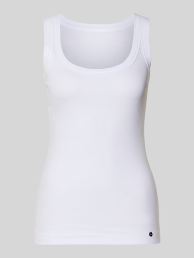 Produktfoto, weißes Tanktop mit Rundhalsausschnitt von Marc Cain aus Baumwoll-Mix mit Stretch-Anteil, Körpernaher-Schnitt, Feinripp-Struktur.
