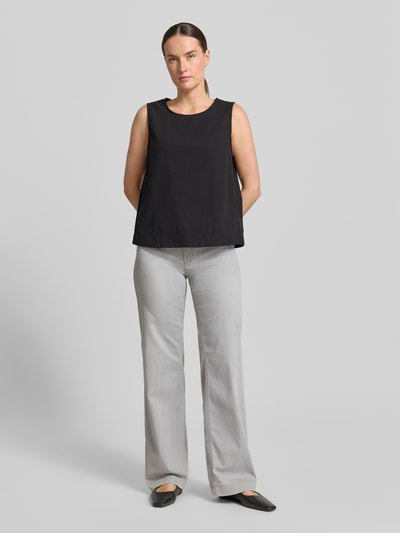 Frauenmodel trägt Wide Fit Jeans mit Eingrifftaschen von MAC aus Baumwoll-Mix mit Modal-Anteil in Hellgrau, Ganzkörperansicht von vorne. Bundweite bei Größe 36/32 beträgt 40 cm, Innenbeinlänge 82 cm.