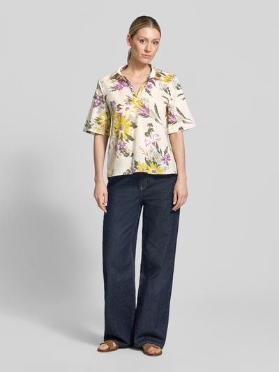 Frauenmodel trägt Bluse aus Leinen-Mix mit V-Ausschnitt Modell 'FEROCE' von EMME im floralen Muster, Ganzkörperansicht von vorne. Damen Bluse mit geradem Schnitt, Hemdblusenkragen, 3/4-Arm, Leinen-Baumwoll-Anteil, Rückenlänge 61 cm, Ärmellänge 31 cm.