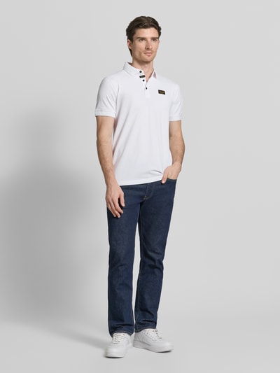 Männermodel trägt Slim Fit Poloshirt mit Label-Stitching Modell 'TRACKWAY' von PME Legend aus Baumwoll-Elasthan-Mix, Ganzkörperansicht von vorne. Herren Poloshirt, Knopfleiste, Rückenlänge bei Größe M 74 cm, weiße Farbe, glatte Textur.
