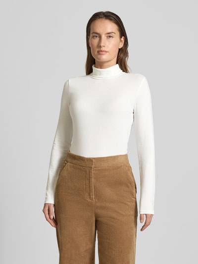 Kobiece modelka nosi Slim Fit Turtleneck mit Viskose-Anteil od Tom Tailor Denim, gładki, długi rękaw, biały, widok z przodu, zdjęcie całopostaciowe.