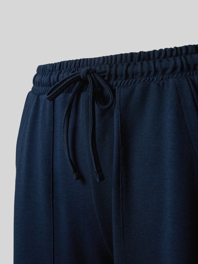 Produktfoto, Slim Fit Sweatpants mit Viskose-Anteil von Christian Berg Woman in Dunkelblau, AufgesetzteTaschen, Elastischer Bund mit Tunnelzug, Viskose-Baumwolle-Mix