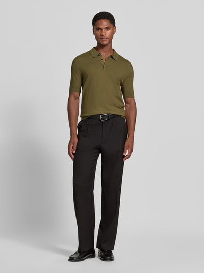 Męski model nosi Regular Fit Poloshirt aus Viskose-Mix model 'San Peter-CV' von HUGO, koszulka polo w kolorze oliwkowym, spodnie czarne, gładka tekstura, widok całej sylwetki z przodu, kontekst: koszulka polo męska od HUGO.