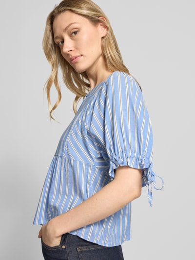 Frauenmodel trägt Relaxed Fit Bluse aus Baumwoll-Viskose-Mix von Tom Tailor Denim mit Optik:Allover-Muster, Gestreift, Raffungen, 1/2-Arm, Ballonärmel, Rundhals-Ausschnitt, einreihige Knopfleiste, Ganzkörperansicht von vorne.
