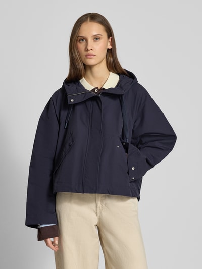 Kobiece modelka nosi Regular Fit Parka aus Baumwoll-Mix od Marc O'Polo Denim, efekt: jednolity kolor, krój regular fit, kaptur z tunelem, zamek błyskawiczny, wyhaftowane logo, długi rękaw z zakończeniem na zatrzask, dół z tunelem, kieszenie z patką, mieszanka bawełny, całkowity widok z przodu.