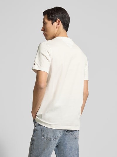 Männermodel trägt Regular Fit T-Shirt aus reiner Baumwolle von Tommy Hilfiger, unifarben, kurzarm, Logo-Stitching, Ganzkörperansicht Rückansicht.
